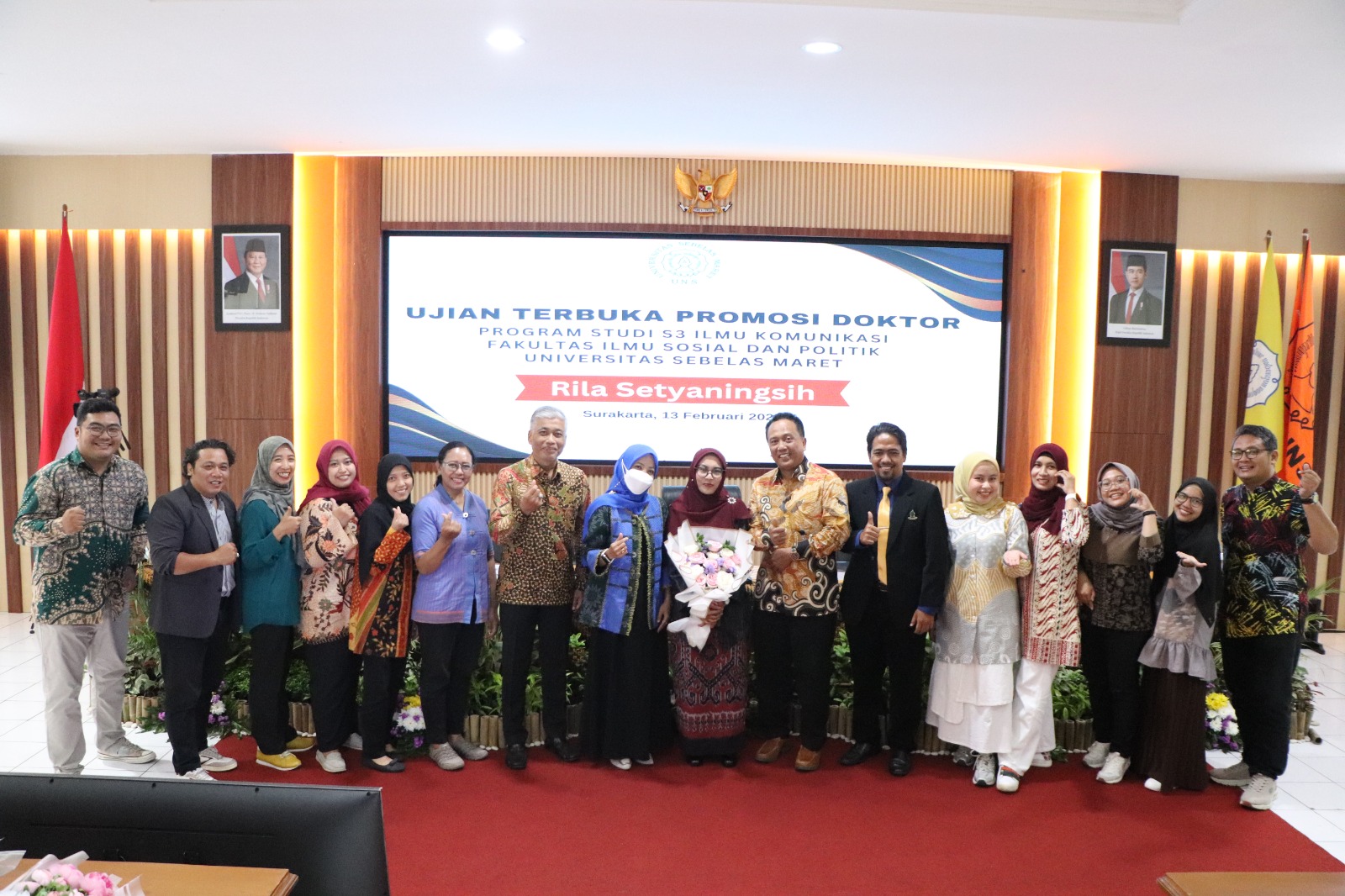 Rila Setyaningsih foto bersama keluarga besar UMBY