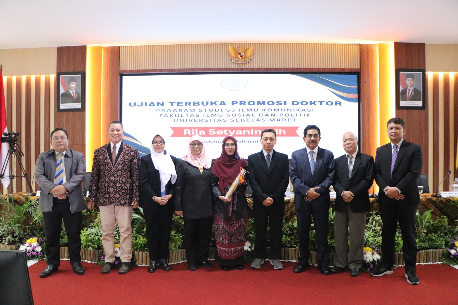 Rila Setyaningsih foto bersama promotor dan penguji